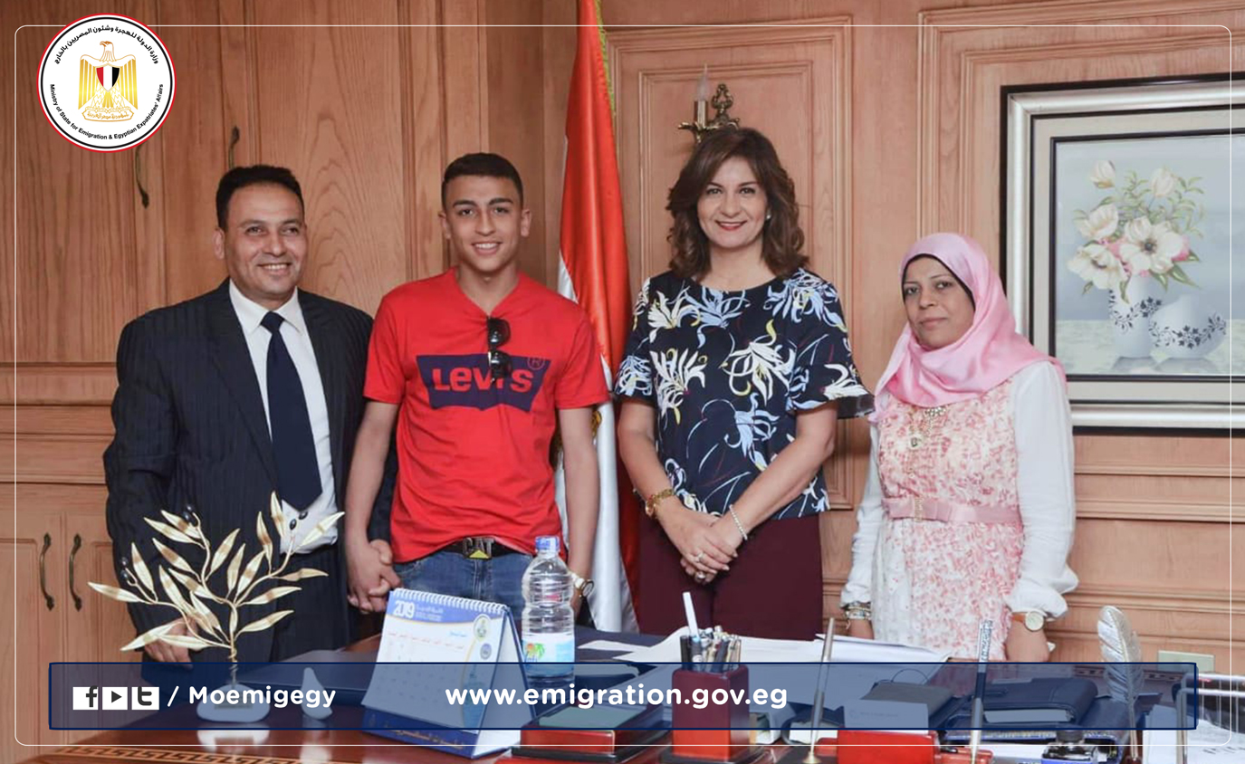 وزيرة الهجرة تستقبل البطل المصري رامي شحاتة الذي أنقذ 51 طالبًا من الموت المحقق بإيطاليا
