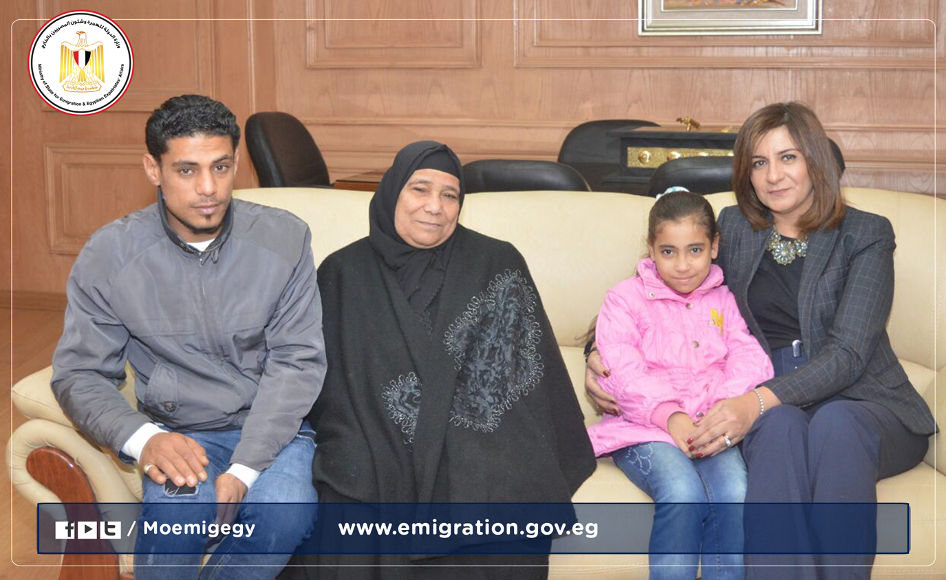 وزيرة الهجرة تستقبل أسرة 
